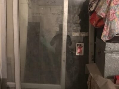 Urgent sale almunium doors with mirror 1 wood door with mirror